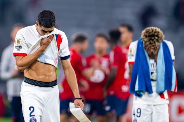 2025-10-05 Lille OSC v Paris Saint-Germain FC - Ligue 1 McDonald s LILLE, FRANCE - OCTOBER 5: Achraf Hakimi of Paris Saint-Germain looks dejected during the Ligue 1 McDonald s match between Lille OSC and Paris Saint-Germain FC at Stade Pierre Mauroy on October 5, 2025 in Lille, France. Lille Stade Pierre Mauroy France Content not available for redistribution in The Netherlands directly or indirectly through any third parties. Copyright: xJorisxVerwijstx