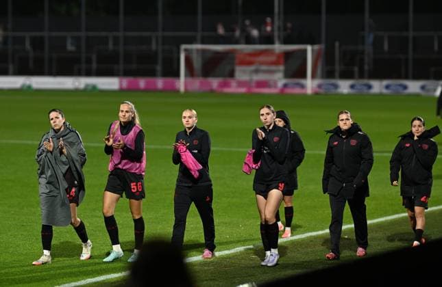 05 10 2025, xophax, Fußball , Frauen Bundesliga Google Pixel Frauen Bundesliga 25 26 Saison 2025 2026 Franz Kremer Stadion 1 FC Köln vs Bayer 04 Leverkusen Derby Spielabbruch wegen Flutlicht Ausfall Bayer players thank the fans DFL DFB REGULATIONS PROHIBIT ANY USE OF PHOTOGRAPHS as IMAGE SEQUENCES and or QUASI VIDEO Koeln