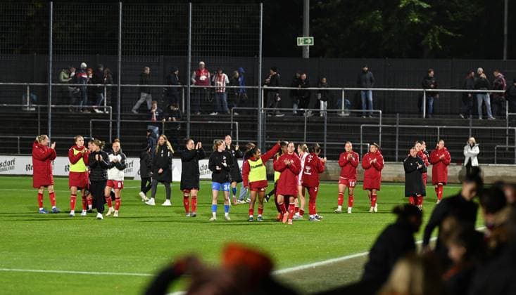 05 10 2025, xophax, Fußball , Frauen Bundesliga Google Pixel Frauen Bundesliga 25 26 Saison 2025 2026 Franz Kremer Stadion 1 FC Köln gegen Bayer 04 Leverkusen Derby Spielabbruch wegen Flutlicht Ausfall FC Spielerinnen danken sich bei den Fans DFL DFB REGULATIONS PROHIBIT ANY USE OF PHOTOGRAPHS as IMAGE SEQUENCES and or QUASI VIDEO Koeln