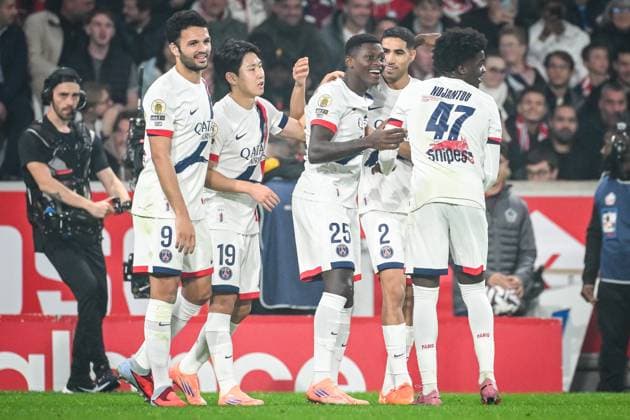 October 5, 2025, Villeneuve-D ascq, France, France: Nuno MENDES of PSG celebrate his goal with teammates during the Ligue 1 match between Lille OSC (LOSC) and Paris Saint-Germain (PSG) at Pierre Mauroy Stadium on October 05, 2025 in Villeneuve-d Ascq near Lille, France. Villeneuve-D ascq France - ZUMAm308 20251005_zsp_m308_009 Copyright: xMatthieuxMirvillex