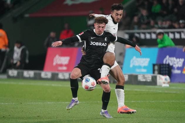 Soccer, 1 BL Season 2025 2026 Borussia Mönchengladbach vs SC Freiburg, 05 10 2025, Stadion im Borussia Park Mönchengladbach, Philipp Treu, SC Freiburg, Jens Castrop, Borussia Mönchengladbach ,