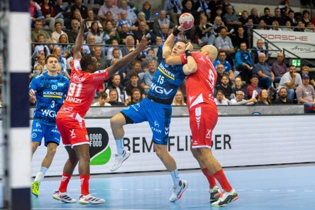 Handball I Men I Season 2025 2026 I Bundesliga I 7 Matchday I TVB Stuttgart MT Melsungen I 05 10 2025 Simone Mengon 15, TVB Stuttgart in the throw, in defense Sadou Ntanzi 91, MT Melsungen and Adrian Sipos 8, MT Melsungen Stuttgart Porsche Arena Baden Württemberg Germany Copyright: xLobeca MaxxPetershansx