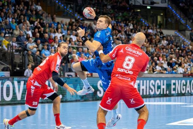 Handball I Men I Season 2025 2026 I Bundesliga I 7 Matchday I TVB Stuttgart MT Melsungen I 05 10 2025 Simone Mengon 15, TVB Stuttgart on the throw, in defense Olle Forsell Schefvert 25, MT Melsungen and Adrian Sipos 8, MT Melsungen Stuttgart Porsche Arena Baden Württemberg Germany Copyright: xLobeca MaxxPetershansx