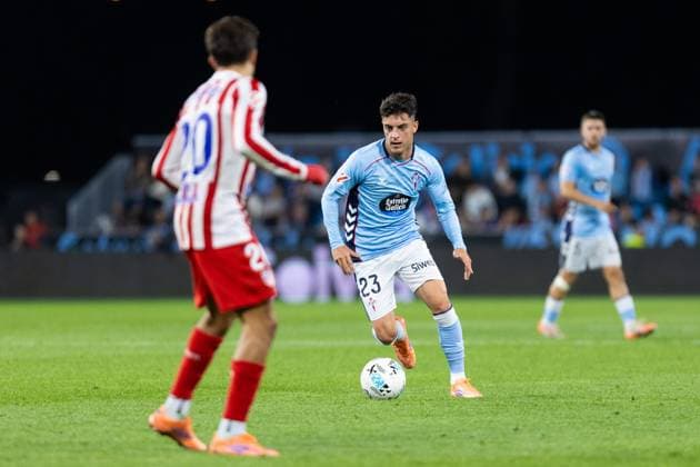 Real Club Celta de Vigo v Club Atletico de Madrid - LaLiga EA Sports VIGO, SPAIN - OCTOBER 5: Hugo Alvarez of RC Celta de Vigo runs with the ball during the LaLiga EA Sports match between Real Club Celta de Vigo and Club Atletico de Madrid at Estadio Abanca-Balaidos on October 5, 2025 in Vigo, Spain. (Photos by Diego Simon Photo Players Images Magara Press) Vigo Estadio Abanca-Balaidos Spain Copyright: xDiegoxSimonx