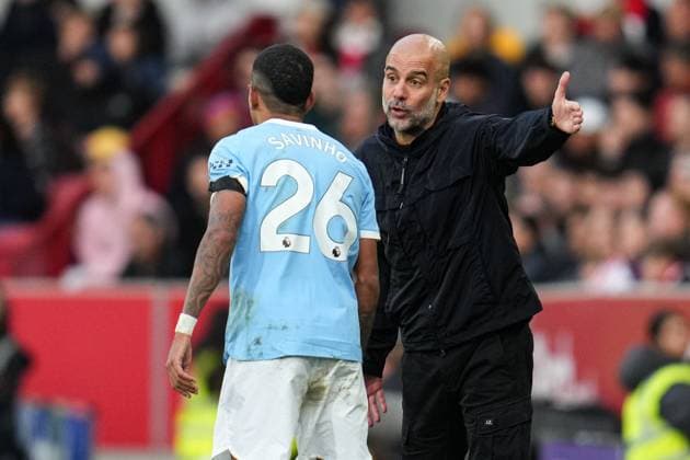 Premier League Brentford v Manchester City Pep Guardiola manager of Manchester City instructing Savio of Manchester City during the Premier League match Brentford vs Manchester City at The Gtech Community Stadium, London, United Kingdom, 5th October 2025 (Photo by Harvey Murphy News Images) Copyright: xHarveyxMurphy NewsxImagesx