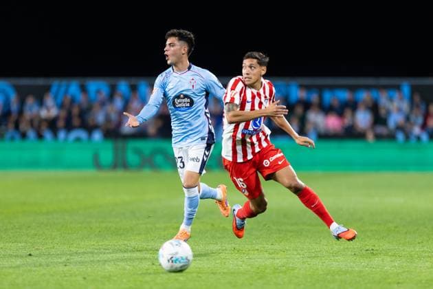 Real Club Celta de Vigo v Club Atletico de Madrid - LaLiga EA Sports VIGO, SPAIN - OCTOBER 5: Nahuel Molina of Atletico de Madrid competes for the ball with Hugo Alvarez of RC Celta de Vigo during the LaLiga EA Sports match between Real Club Celta de Vigo and Club Atletico de Madrid at Estadio Abanca-Balaidos on October 5, 2025 in Vigo, Spain. (Photos by Diego Simon Photo Players Images Magara Press) Vigo Estadio Abanca-Balaidos Spain Copyright: xDiegoxSimonx