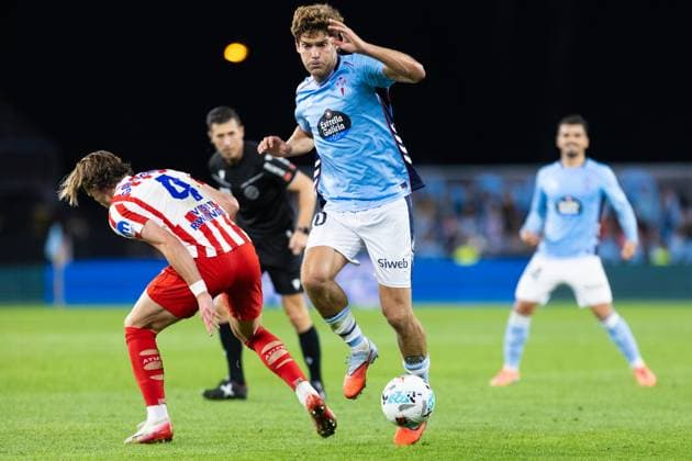Real Club Celta de Vigo v Club Atletico de Madrid - LaLiga EA Sports VIGO, SPAIN - OCTOBER 5: Marcos Alonso of RC Celta de Vigo competes for the ball with Conor Gallagher of Atletico de Madrid during the LaLiga EA Sports match between Real Club Celta de Vigo and Club Atletico de Madrid at Estadio Abanca-Balaidos on October 5, 2025 in Vigo, Spain. (Photos by Diego Simon Photo Players Images Magara Press) Vigo Estadio Abanca-Balaidos Spain Copyright: xDiegoxSimonx