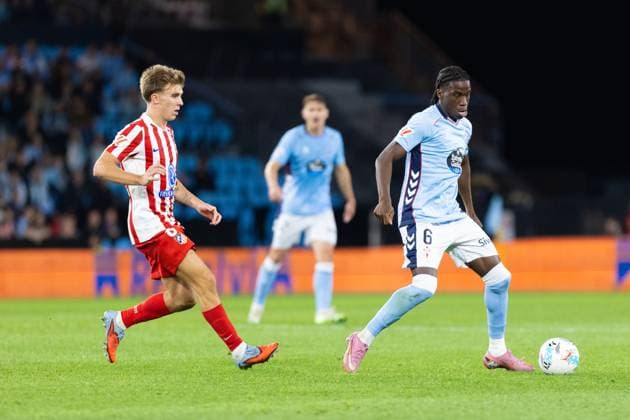 Real Club Celta de Vigo v Club Atletico de Madrid - LaLiga EA Sports VIGO, SPAIN - OCTOBER 5: Ilaix Moriba of RC Celta de Vigo competes for the ball with Pablo Barrios of Atletico de Madrid during the LaLiga EA Sports match between Real Club Celta de Vigo and Club Atletico de Madrid at Estadio Abanca-Balaidos on October 5, 2025 in Vigo, Spain. (Photos by Diego Simon Photo Players Images Magara Press) Vigo Estadio Abanca-Balaidos Spain Copyright: xDiegoxSimonx