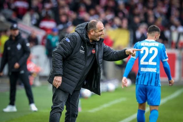 Head coach Frank Schmidt 1FC Heidenheim 1846 gives instructions to his team, behind him Arijon Ibrahimovic 22 1FC Heidenheim 1846 , VfB Stuttgart vs 1 FC Heidenheim 1846, DFL, Bundesliga, Saison 2025 2026, MHP Arena, Hinrunde, 6 Spieltag, 05 10 2025 DFB regulations prohibit any use of photographs as image sequences and or quasi video Stuttgart Baden Wuerttemberg Germany Copyright: xkolbert-press MartinxAgüerax