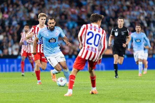 Real Club Celta de Vigo v Club Atletico de Madrid - LaLiga EA Sports VIGO, SPAIN - OCTOBER 5: Borja Iglesias of RC Celta de Vigo runs with the ball during the LaLiga EA Sports match between Real Club Celta de Vigo and Club Atletico de Madrid at Estadio Abanca-Balaidos on October 5, 2025 in Vigo, Spain. (Photos by Diego Simon Photo Players Images Magara Press) Vigo Estadio Abanca-Balaidos Spain Copyright: xDiegoxSimonx