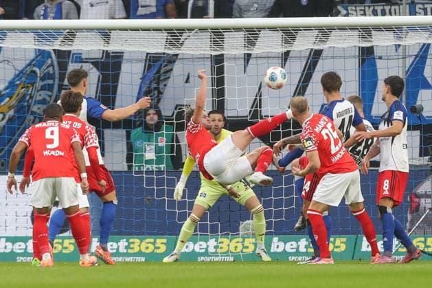 05 10 2025, xtgx, Soccer 1 Bundesliga, Hamburger SV FSV Mainz 05 emspor, v l Benedict Hollerbach Mainz, 17 shot on goal, shoots the ball on goal, shot DFL DFB REGULATIONS PROHIBIT ANY USE OF PHOTOGRAPHS as IMAGE SEQUENCES and or QUASI VIDEO Hamburg