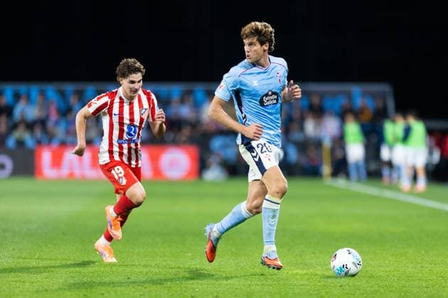Real Club Celta de Vigo v Club Atletico de Madrid - LaLiga EA Sports VIGO, SPAIN - OCTOBER 5: Marcos Alonso of RC Celta de Vigo competes for the ball with Julian Alvarez of Atletico de Madrid during the LaLiga EA Sports match between Real Club Celta de Vigo and Club Atletico de Madrid at Estadio Abanca-Balaidos on October 5, 2025 in Vigo, Spain. (Photos by Diego Simon Photo Players Images Magara Press) Vigo Estadio Abanca-Balaidos Spain Copyright: xDiegoxSimonx