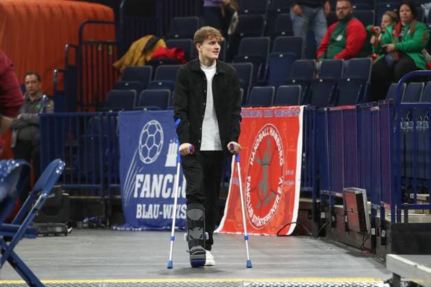 05 10 2025, xtgx, Handball Sport Verein SC Magdeburg v l Levin Unbehaun Hamburg, 31 injured Injury Hamburg