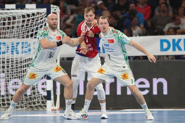 05 10 2025, xtgx, Handball Sport Verein SC Magdeburg v l Oscar Bergendahl Magdeburg, 54 , Andreas Magaard Hamburg, 4 , Felix Claar Magdeburg, 7 duel, duel, fight, tackle Hamburg