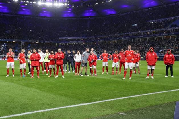 05 10 2025, xtgx, Fussball 1 Bundesliga, Hamburger SV FSV Mainz 05 emspor, v l Mainz enttaeuscht, schaut enttaeuscht, niedergeschlagen, disappointed DFL DFB REGULATIONS PROHIBIT ANY USE OF PHOTOGRAPHS as IMAGE SEQUENCES and or QUASI VIDEO Hamburg