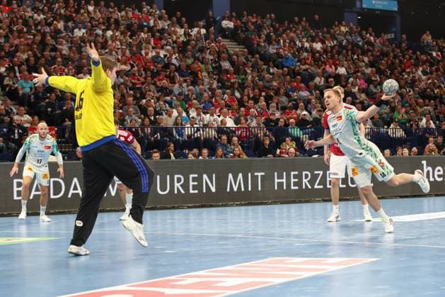 05 10 2025, xtgx, Handball Sport Verein SC Magdeburg v l Felix Claar Magdeburg, 7 wirft Tor, Torschuetze, erzielt Tor, Treffer, scores the goal SIebenmeter Hamburg