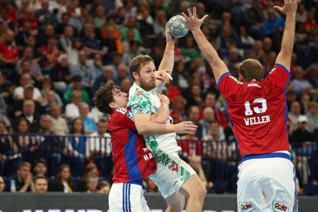 05 10 2025, xtgx, Handball Sport Verein SC Magdeburg v l Elias Kofler Hamburg, 6 , Albin Lagergren Magdeburg, 21 duel, duel, fight, tackle Hamburg