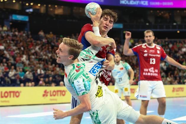 05 10 2025, xtgx, Handball Sport Verein SC Magdeburg v l Gisli Thorgeir Kristjansson Magdeburg, 10 , Elias Kofler Hamburg, 6 duel, duel, fight, tackle Hamburg