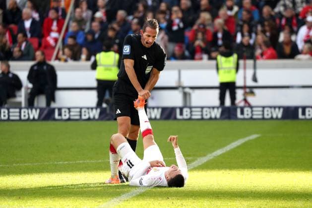 05 10 25 VfB Stuttgart 1 FC Heidenheim Germany, Stuttgart, 05 10 2025, Football, Bundesliga, VfB Stuttgart 1 FC Heidenheim v l Tobias Stieler Referee , Bilal El Khannouss VfB Stuttgart