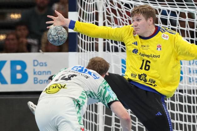 05 10 2025, xtgx, Handball Sport Verein SC Magdeburg v l Omar Ingi Magnusson Magdeburg, 14 , Robin Paulsen Haug Hamburg, 16 Parade, haelt den Ball, faengt den Ball, pariert Hamburg