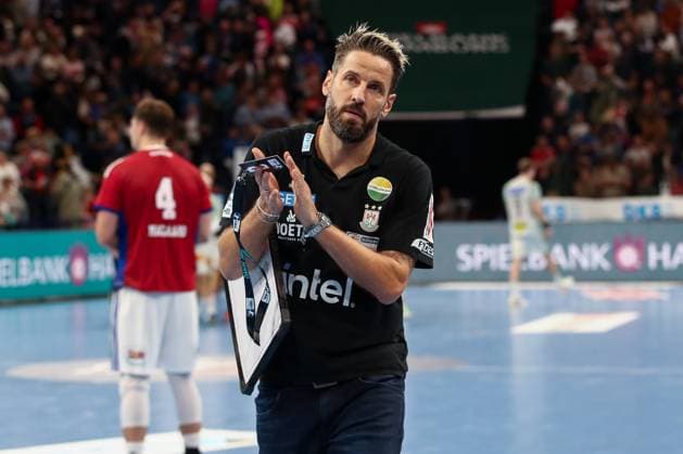 05 10 2025, xtgx, Handball Sport Verein SC Magdeburg v l Bennet Wiegert Magdeburg, Coach thanks the fans Hamburg