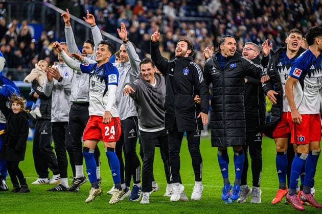 Soccer I Men I Season 2025 2026 I Bundesliga I Matchday 6 I Hamburger SV 1 FSV Mainz 05 I 05 10 2025 Merlin Polzin Coach, Hamburger SV and his team celebrate victory Hamburg Volksparkstadion Hamburg Germany Copyright: xLobecax xHenningxRohlfsx