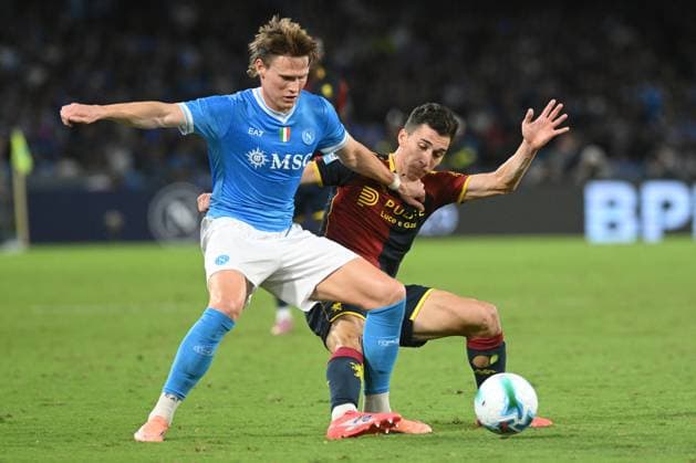 CALCIO - Serie A - SSC Napoli vs Genoa CFC Scott McTominay of SSC Napoli competes for the ball with Vitor Carvalho De Oliveira of Genoa CFC during the Serie A Enelive between SSC Napoli vs Genoa CFC at Diego Armando Maradona Stadium Naples Italy  Copyright: xIPAxSport ABACAx