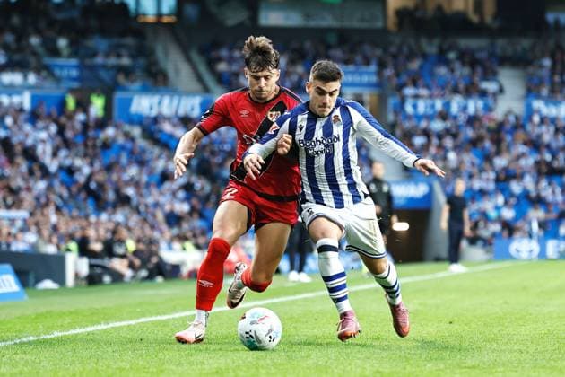 (L-R) Andrei Ratiu (RayoVallecano), Ander Barrenetxea (Sociedad), OCTOBER 5, 2025 - Football Soccer : Spanish LaLiga EA Sports match between Real Sociedad - Rayo Vallecano at the Estadio de Anoeta in San Sebastian, Spain. Noxthirdxpartyxsales  aflo_306030172