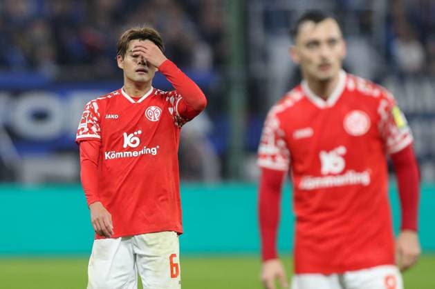 05 10 2025, xtgx, Fussball 1 Bundesliga, Hamburger SV 1 FSV Mainz 05 emspor, v l Kaishu Sano Mainz, 6 enttaeuscht, enttäuscht, schaut enttaeuscht, niedergeschlagen, disappointed DFL DFB REGULATIONS PROHIBIT ANY USE OF PHOTOGRAPHS as IMAGE SEQUENCES and or QUASI VIDEO Hamburg