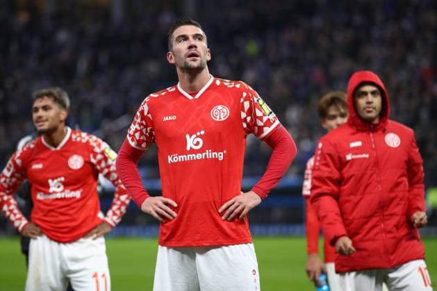 05 10 2025, xtgx, Fussball 1 Bundesliga, Hamburger SV 1 FSV Mainz 05 emspor, v l Stefan Bell Mainz, 16 enttaeuscht, enttäuscht, schaut enttaeuscht, niedergeschlagen, disappointed DFL DFB REGULATIONS PROHIBIT ANY USE OF PHOTOGRAPHS as IMAGE SEQUENCES and or QUASI VIDEO Hamburg