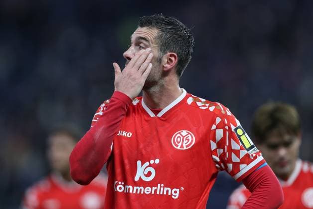 05 10 2025, xtgx, Fussball 1 Bundesliga, Hamburger SV 1 FSV Mainz 05 emspor, v l Stefan Bell Mainz, 16 enttaeuscht, enttäuscht, schaut enttaeuscht, niedergeschlagen, disappointed DFL DFB REGULATIONS PROHIBIT ANY USE OF PHOTOGRAPHS as IMAGE SEQUENCES and or QUASI VIDEO Hamburg
