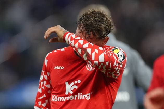 05 10 2025, xtgx, Fussball 1 Bundesliga, Hamburger SV 1 FSV Mainz 05 emspor, v l Armindo Sieb Mainz, 11 enttaeuscht, enttäuscht, schaut enttaeuscht, niedergeschlagen, disappointed DFL DFB REGULATIONS PROHIBIT ANY USE OF PHOTOGRAPHS as IMAGE SEQUENCES and or QUASI VIDEO Hamburg