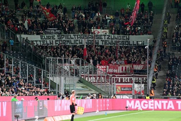 Fan protests Freiburg, Banner ,,Eure Spieltagsansetzungen begermlich nach Tennisbaellen,, Borussia Moenchengladbach MG SC Freiburg FR 0 0 Fußball 1 Bundesliga Saison 2025 2026, 6 Spieltag, Spieltag6, matchday6, am 04 10 2025, Borussia Park in Moenchengladbach Deutschland DFL regulations prohibit any use of photographs as image sequences and or quasi video Â