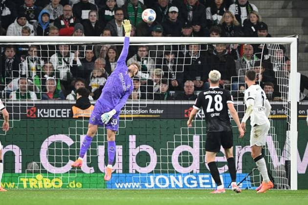 Goalkeeper Moritz NICOLAS MG Parade, Action, Borussia Moenchengladbach MG SC Freiburg FR 0 0 Soccer 1 Bundesliga Season 2025 2026, 6 Spieltag, Spieltag6, matchday6, am 04 10 2025, Borussia Park in Moenchengladbach Germany DFL regulations prohibit any use of photographs as image sequences and or quasi video Â