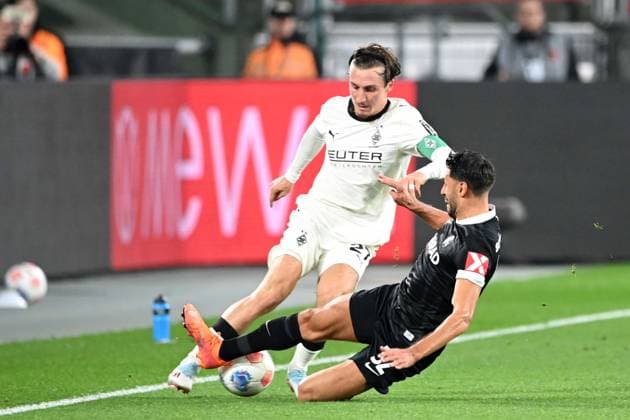 Rocco REITZ MG vs Vincenzo GRIFO FR Action, duel, Borussia Moenchengladbach MG SC Freiburg FR 0 0 Football 1 Bundesliga Season 2025 2026, 6 Spieltag, Spieltag6, matchday6, am 04 10 2025, Borussia Park in Moenchengladbach Germany DFL regulations prohibit any use of photographs as image sequences and or quasi video Â