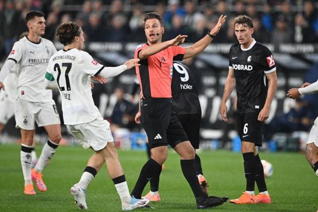 Referee Daniel SCHLAGER Gestures, gestures, left Rocco REITZ MG Borussia Moenchengladbach MG SC Freiburg FR 0 0 Football 1 Bundesliga Season 2025 2026, 6 Spieltag, Spieltag6, matchday6, am 04 10 2025, Borussia Park in Moenchengladbach Germany DFL regulations prohibit any use of photographs as image sequences and or quasi video Â