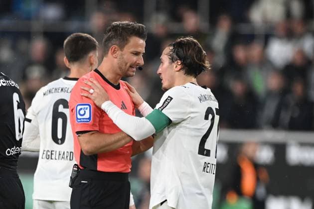 Referees Daniel SCHLAGER and Rocco REITZ MG Borussia Moenchengladbach MG SC Freiburg FR 0 0 Football 1 Bundesliga Season 2025 2026, 6 Spieltag, Spieltag6, matchday6, am 04 10 2025, Borussia Park in Moenchengladbach Germany DFL regulations prohibit any use of photographs as image sequences and or quasi video Â