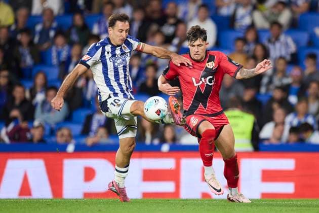 Real Sociedad v Rayo Vallecano - LaLiga EA Sports Mikel Oyarzabal of Real Sociedad competes for the ball with Andrei Ratiu of Rayo Vallecano during the LaLiga EA Sports match between Real Sociedad and Rayo Vallecano at Anoeta on October 5, 2025, in San Sebastian, Spain. San Sebastian Anoeta Basque Country Spain RL_RSOvRAYV_000111 Copyright: xRicardoxLarreinax