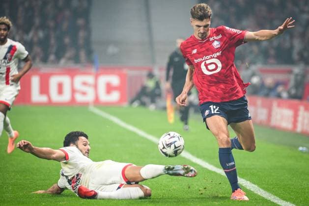 October 5, 2025, Villeneuve-D ascq, France, France: GONCALO RAMOS of PSG and THOMAS MEUNIER of Lille during the Ligue 1 match between Lille OSC (LOSC) and Paris Saint-Germain (PSG) at Pierre Mauroy Stadium in Villeneuve-d Ascq near Lille, France. Villeneuve-D ascq France - ZUMAm308 20251005_zsp_m308_003 Copyright: xMatthieuxMirvillex