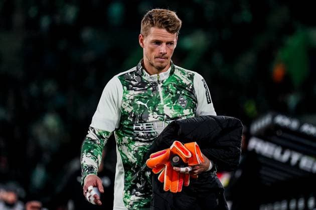 MOENCHENGLADBACH, GERMANY - OCTOBER 5: Borussia Monchengladbach goalkeeper Jonas Omlin walks to the bench as a substitute prior to the Bundesliga match between Borussia Monchengladbach and SC Freiburg at Borussia-Park on October 5, 2025 in Moenchengladbach, Germany. (Photo by Rene Nijhuis) SPO  Copyright: xRenexNijhuis