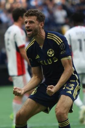 MLS, Fussball Herren, USA Vancouver Whitecaps FC vs San Jose Earthquakes FC VANCOUVER, BC - October 5: Midfielder Thomas Muller (13) of Vancouver Whitecaps FC celebrates after scoring a goal to make it 2 x 0 in the MLS Regular Season game Vancouver Whitecaps FC vs San Jose Earthquakes FC at BC Place on October 5, 2025 in Vancouver, Canada.(Photo by Tomaz Jr Pximages) Copyright: xTomazxJr Pximagesx