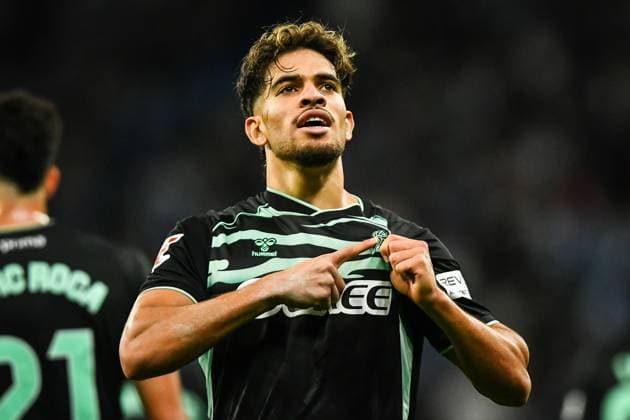 October 5, 2025, Barcelona, Spain, Spain: Abde EZZALZOULI (Ez ABDE) of Real Betis Balompie celebrates his goal during the LaLiga match between RCD Espanyol de Barcelona and Real Betis at RCDE Stadium on October 05, 2025 in Barcelona, Spain. Barcelona Spain - ZUMAm308 20251005_zsp_m308_018 Copyright: xMatthieuxMirvillex