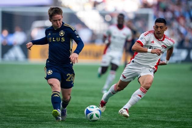 October 5, 2025, Vancouver, Bc, CANADA: Vancouver Whitecaps Tate Johnson (28) and San Jose Earthquakes Cristian Espinoza (10) vie for the ball during the first half of an MLS, Fussball Herren, USA soccer match in Vancouver, on Sunday, October 5, 2025. Canada News - October 5, 2025 - ZUMAc35_ 20251005_zaf_c35_130 Copyright: xEthanxCairnsx