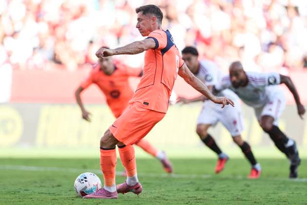 ESP: Sevilla FC - FC Barcelona, Barca La Liga EA Sports. Date 8 Robert Lewandowski of FC Barcelona during the La Liga EA Sports match between Sevilla FC and FC Barcelona played at Ramon Sanchez Pizjuan Stadium on October 5, 2025 in Sevilla, Spain. kpng Copyright: xAntonioxPozox xPRESSINx AP_251005_SEV_BAR_2525_2070