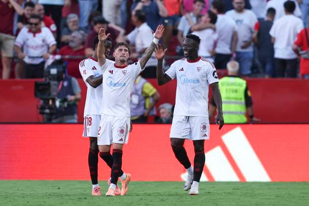 ESP: Sevilla FC - FC Barcelona, Barca La Liga EA Sports. Date 8 Jose Angel Carmona of Sevilla FC celebrates goal with his teammates during the La Liga EA Sports match between Sevilla FC and FC Barcelona played at Ramon Sanchez Pizjuan Stadium on October 5, 2025 in Sevilla, Spain. kpng Copyright: xAntonioxPozox xPRESSINx AP_251005_SEV_BAR_2525_2078