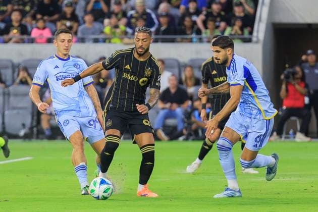 October 5, 2025, Los Angeles, California, USA: Denis Bouanga 99 of the Los Angeles Football Club tries to get past Bartosz Slisz 99 and Juan Berrocal 6 of the Atlanta United FC during their regular season MLS, Fussball Herren, USA game on Sunday October 5, 2025 at the BMO Stadium in Los Angeles, California. JAVIER ROJAS PI Los Angeles USA - ZUMAp124 20251005_zaa_p124_039 Copyright: xJavierxRojasx