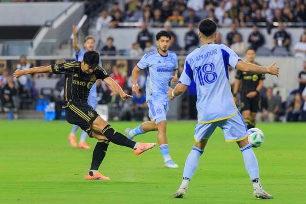 October 5, 2025, Los Angeles, California, USA: Son Heung-min 7 of the Los Angeles Football Club takes a shot towards goal during their regular season MLS, Fussball Herren, USA game against the Atlanta United FC on Sunday October 5, 2025 at the BMO Stadium in Los Angeles, California. JAVIER ROJAS PI Los Angeles USA - ZUMAp124 20251005_zaa_p124_040 Copyright: xJavierxRojasx