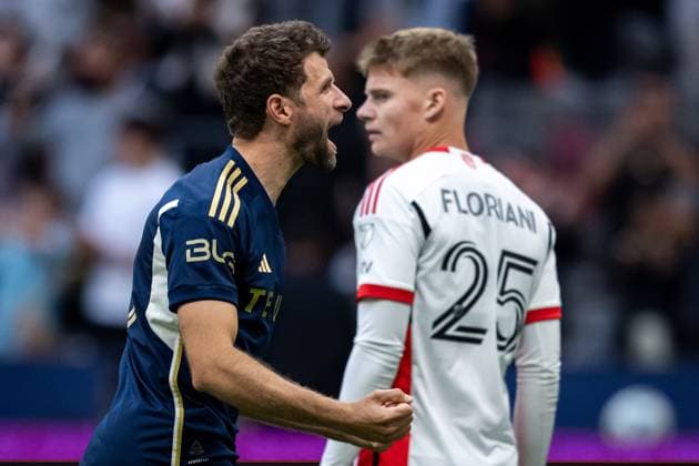 October 5, 2025, Vancouver, Bc, CANADA: Vancouver Whitecaps Thomas Muller (13) celebrates is goal as San Jose Earthquakes Max Floriani (25) watches during the second half of an MLS, Fussball Herren, USA soccer match in Vancouver, on Sunday, October 5, 2025. Canada News - October 5, 2025 - ZUMAc35_ 20251005_zaf_c35_180 Copyright: xEthanxCairnsx