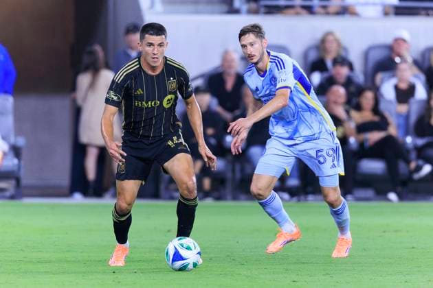 October 5, 2025, Los Angeles, California, USA: Sergi Palencia 14 of the Los Angeles Football Club passes the ball as Aleksei Miranchuk 59 of the Atlanta United FC defends during their regular season MLS, Fussball Herren, USA game on Sunday October 5, 2025 at the BMO Stadium in Los Angeles, California. LAFC defeats Atlanta United FC, 1-0. ARIANA RUIZ PI Los Angeles USA - ZUMAp124 20251005_zaa_p124_059 Copyright: xArianaxRuizx