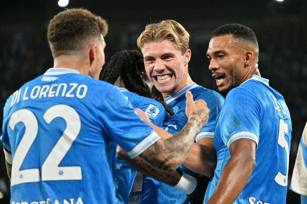 (251006) -- NAPLES, Oct. 6, 2025 -- Napoli s Rasmus Hojlund (2nd R) celebrates his goal with his teammates during a Serie A football match between Napoli and Genoa in Naples, Italy, Oct. 5, 2025. (SP)ITALY-NAPLES-FOOTBALL-SERIE A-NAPOLI VS GENOA (Xinhua) 